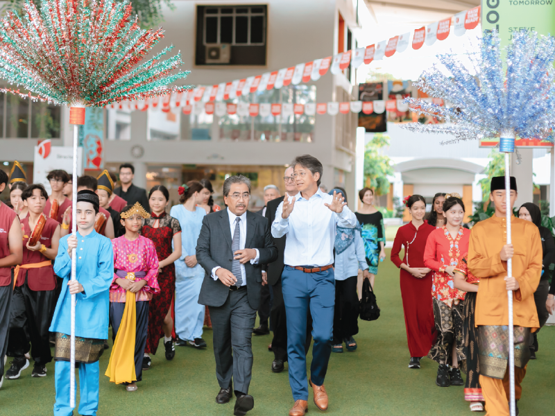 YB Datuk Seri Haji Johari bin Abdul Ghani, Minister of Plantation and Commodities and Member of Parliament for Titiwangsa, was seen walking towards the ceremony accompanied by Datuk Loy Teik Ngan, amidst the vibrant rhythms of a traditional kompang ensemble and a colourful bunga manggar procession.