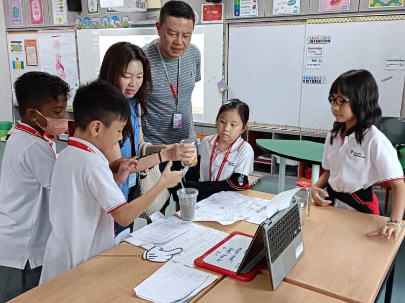 Primary students presenting an experiment to the parents during an Exit Point