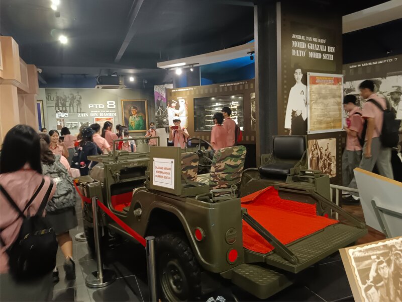 Secondary Students field trip to an Army Museum