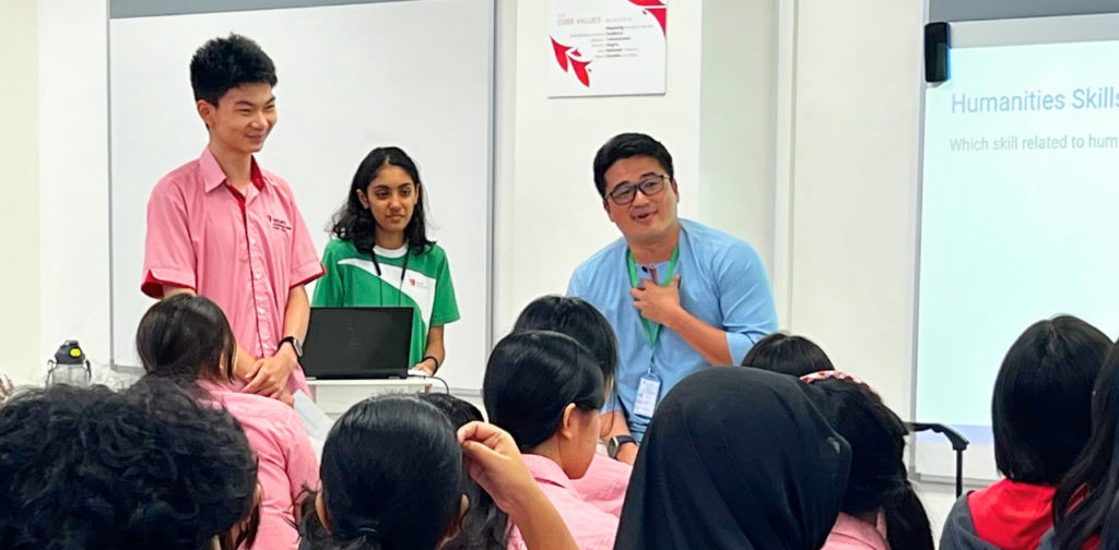 Shannon Teoh speaking to Humanities students about journalism, research and critical thinking. 