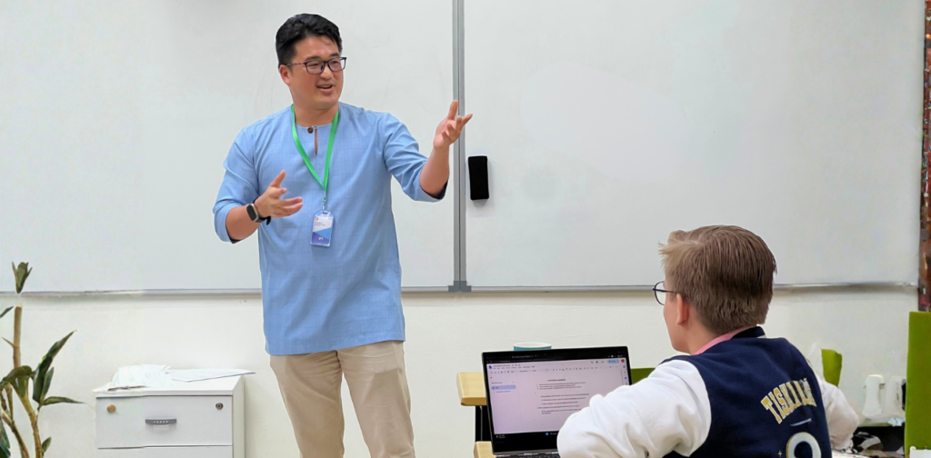Shannon Teoh speaking with a TISKL student during a journalism sharing session.