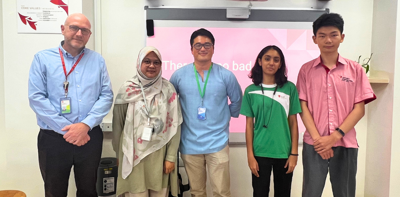 Shannon Teoh standing with TISKL students and staff after the journalism sharing session.